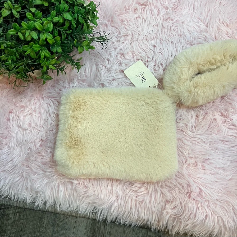 Fadivo Boutique NWT Cream Faux Fur Wristlet‎ Wallet Clutch Removable Wrist Strap